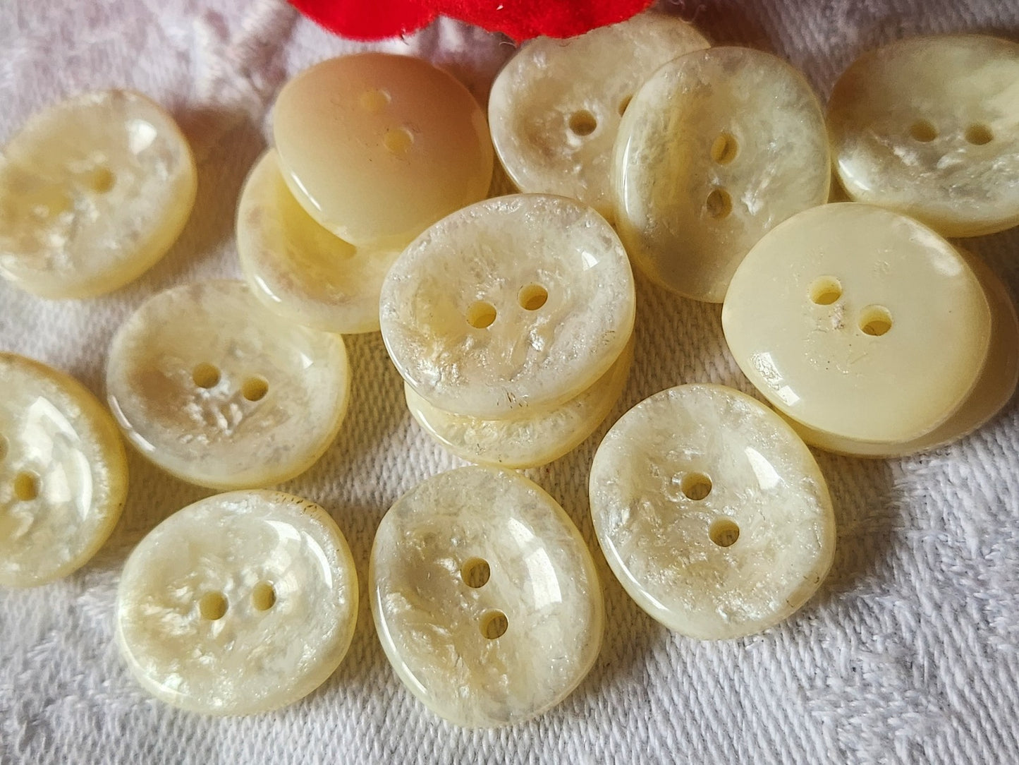 Lot 14 boutons vintage blanc creme  moucheté ovale  1,5 sur 1,7 cm ref 2203