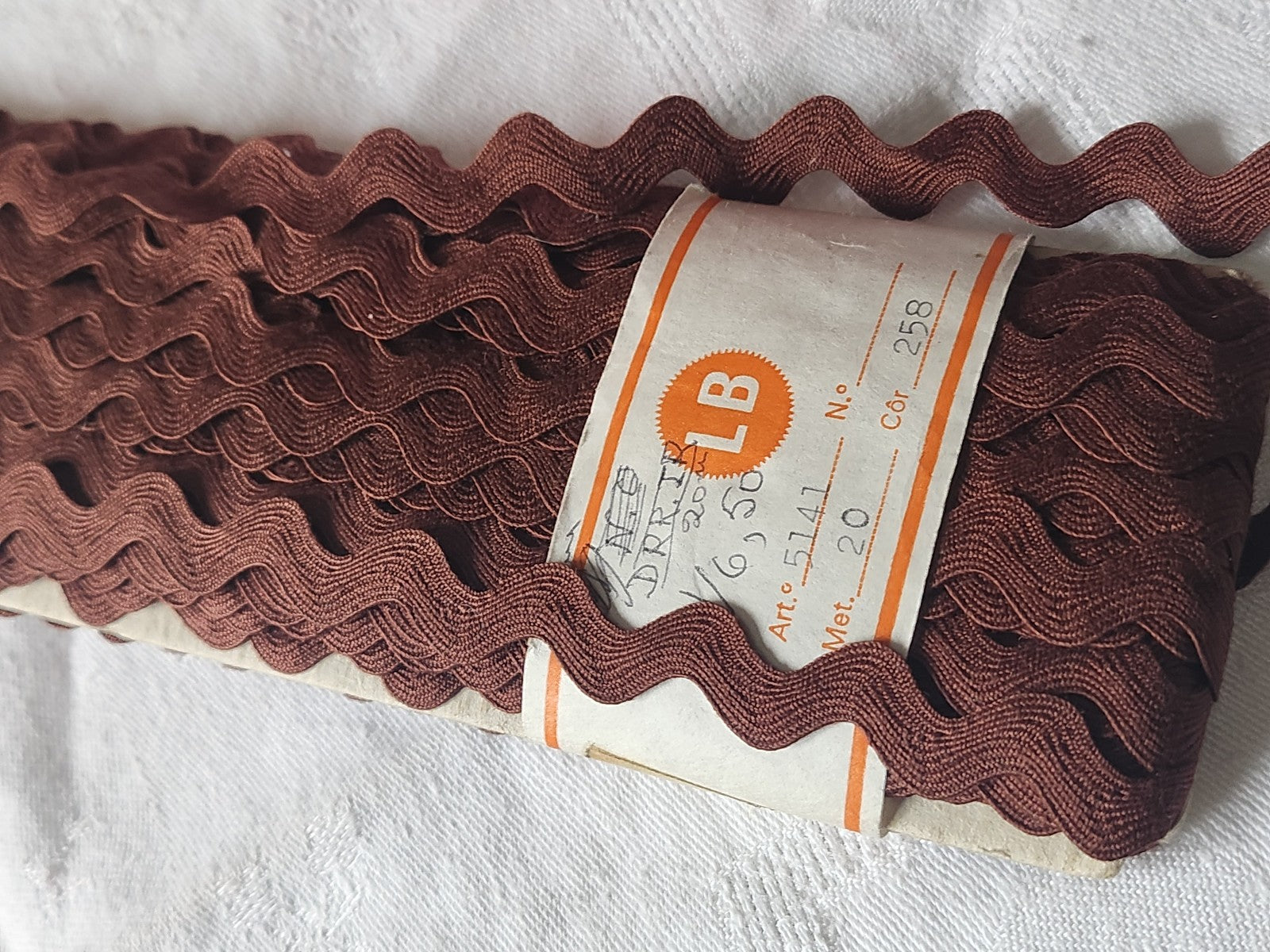 Galon vintage serpentine marron  large plaque largeur  1, 5cm (au max)  A2