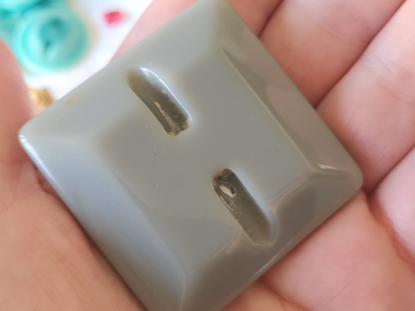 Énorme bouton ancien vintage parurier collection carré gris 4,9 cm ref 5429
