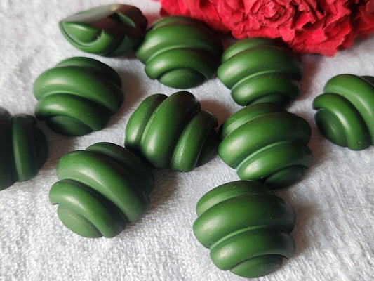 Lot 9 boutons vintage vert mat originaux à pied 2 cm ref 1736