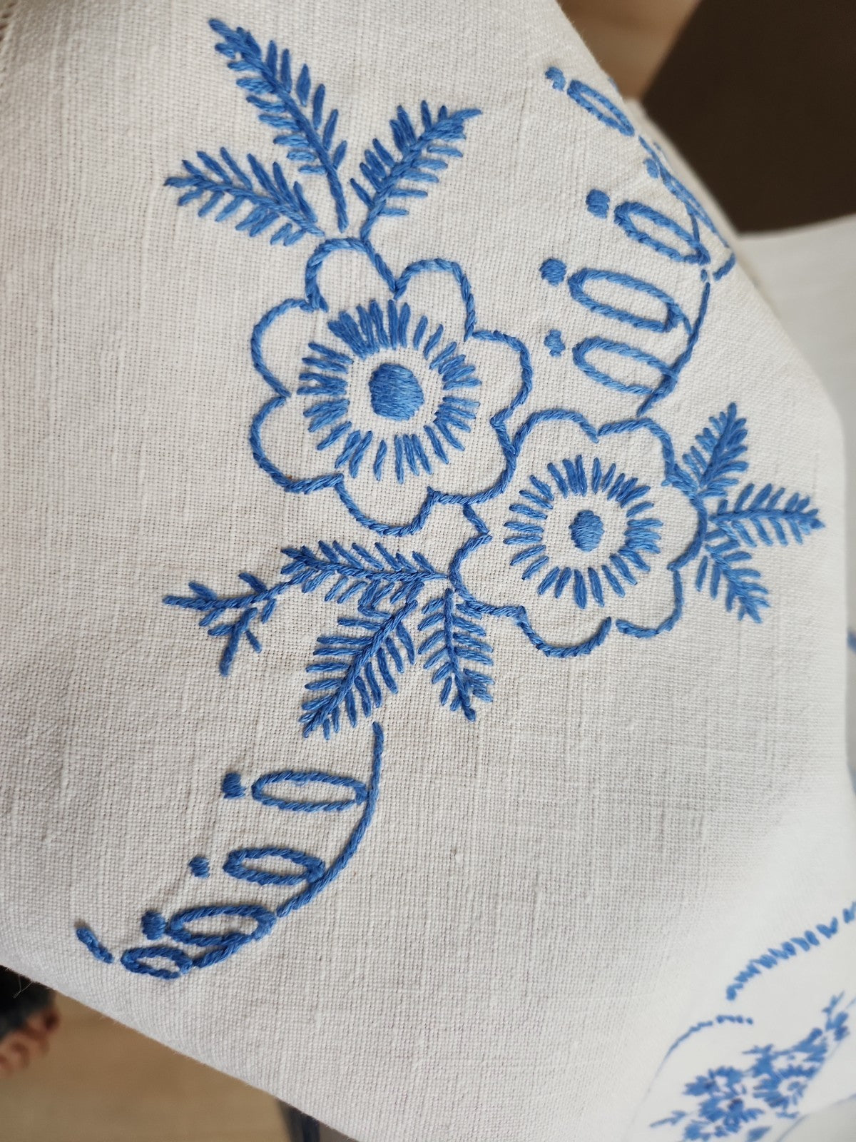 Ancien cache torchon blanc broderie bleu moulin superbe 54 cm sur 120 cm B8