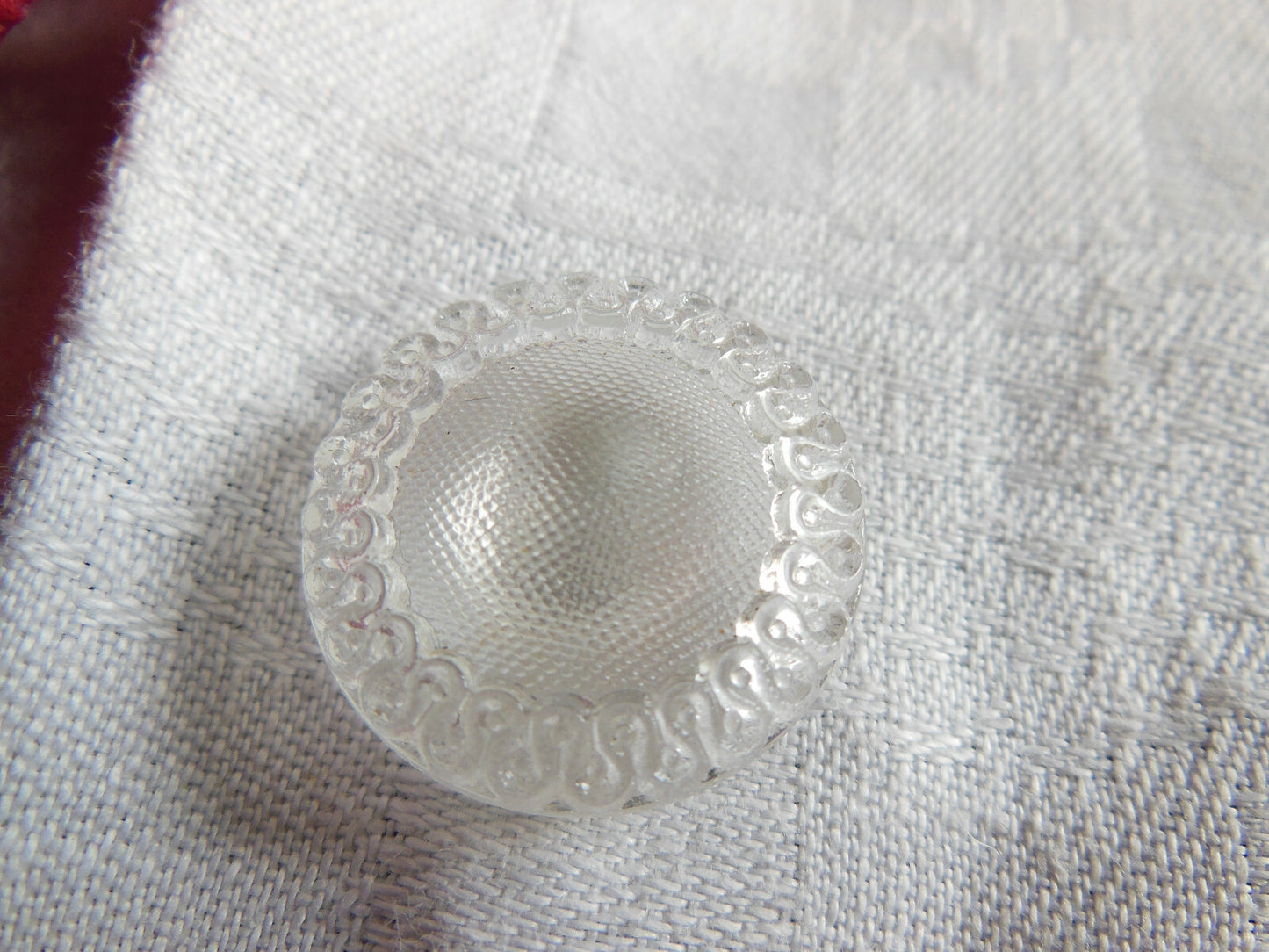 Gros bouton ancien en verre transparent fleur   à pied 2,2 cm D14C