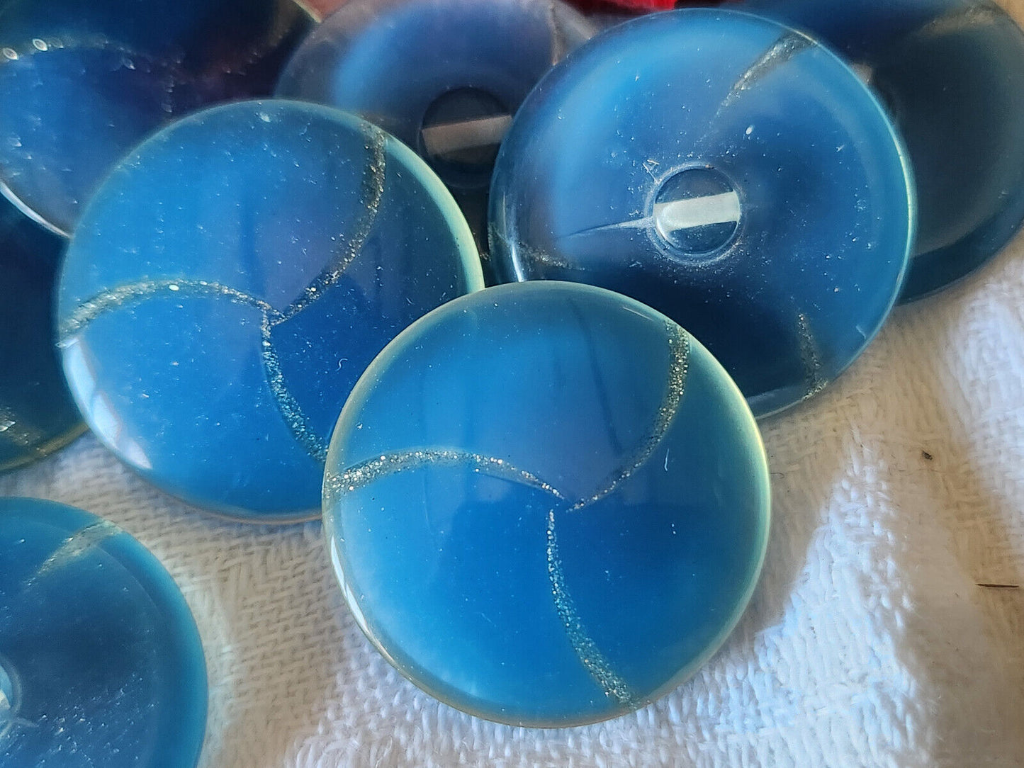Lot 7 boutons vintage bleu liseré doré gros à pied 2,5 cm ref 3414