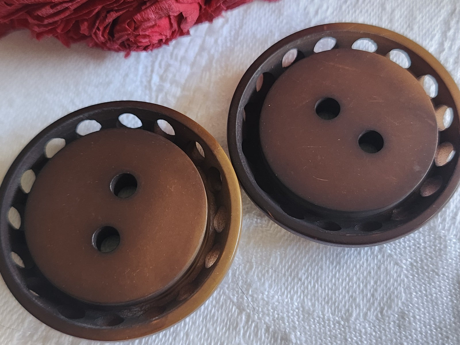 Duo gros boutons vintage marron camel ajouré 4 cmref 1329