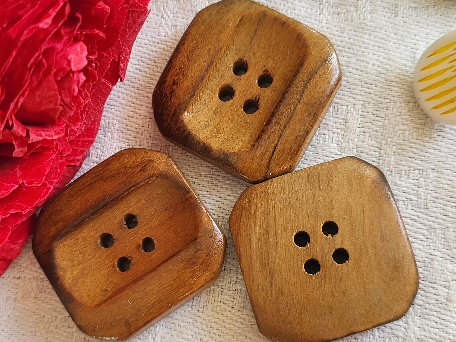 Trio boutons anciens en bois  foncé carré épais 4 trous 2,5 sur 2,6 cm G19C