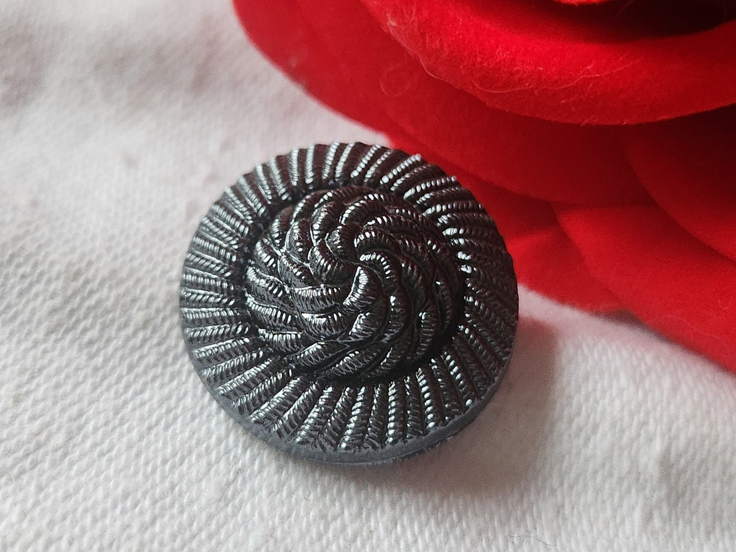 Bouton ancien en verre  motif noir argenté 2,2 cm D10D