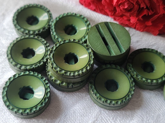 Lot 12 boutons vintage large passants vert bord travaillé trous 1,8 cm ref 1347