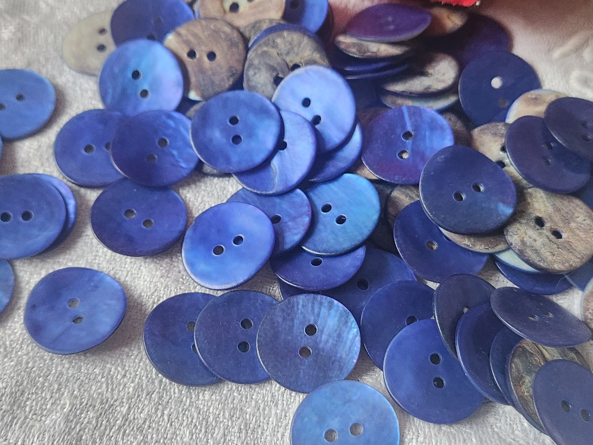 Lot 16 boutons en nacre bleu 2 trous diamètre: 1,8 cm  TC