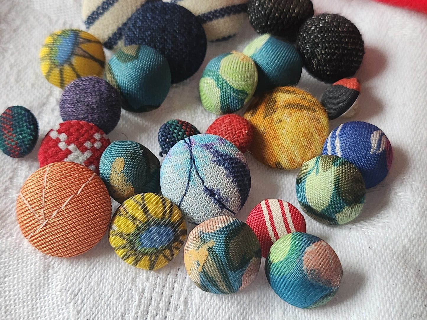 Lot 24 boutons anciens  tissu vintage panaché pied 1 à 1,9 cm ref 161