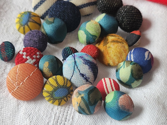 Lot 24 boutons anciens  tissu vintage panaché pied 1 à 1,9 cm ref 161