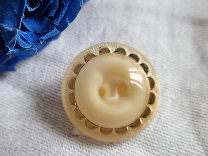 Bouton ancien en verre beige laiteux diamètre: 2,2 cm D12M