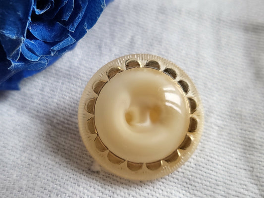 Bouton ancien en verre beige laiteux diamètre: 2,2 cm D12M