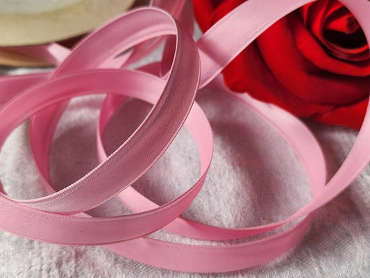 Ruban fin ancien nylon rose  épais 5 mètres sur 1 cm plutôt raide B5 n°28