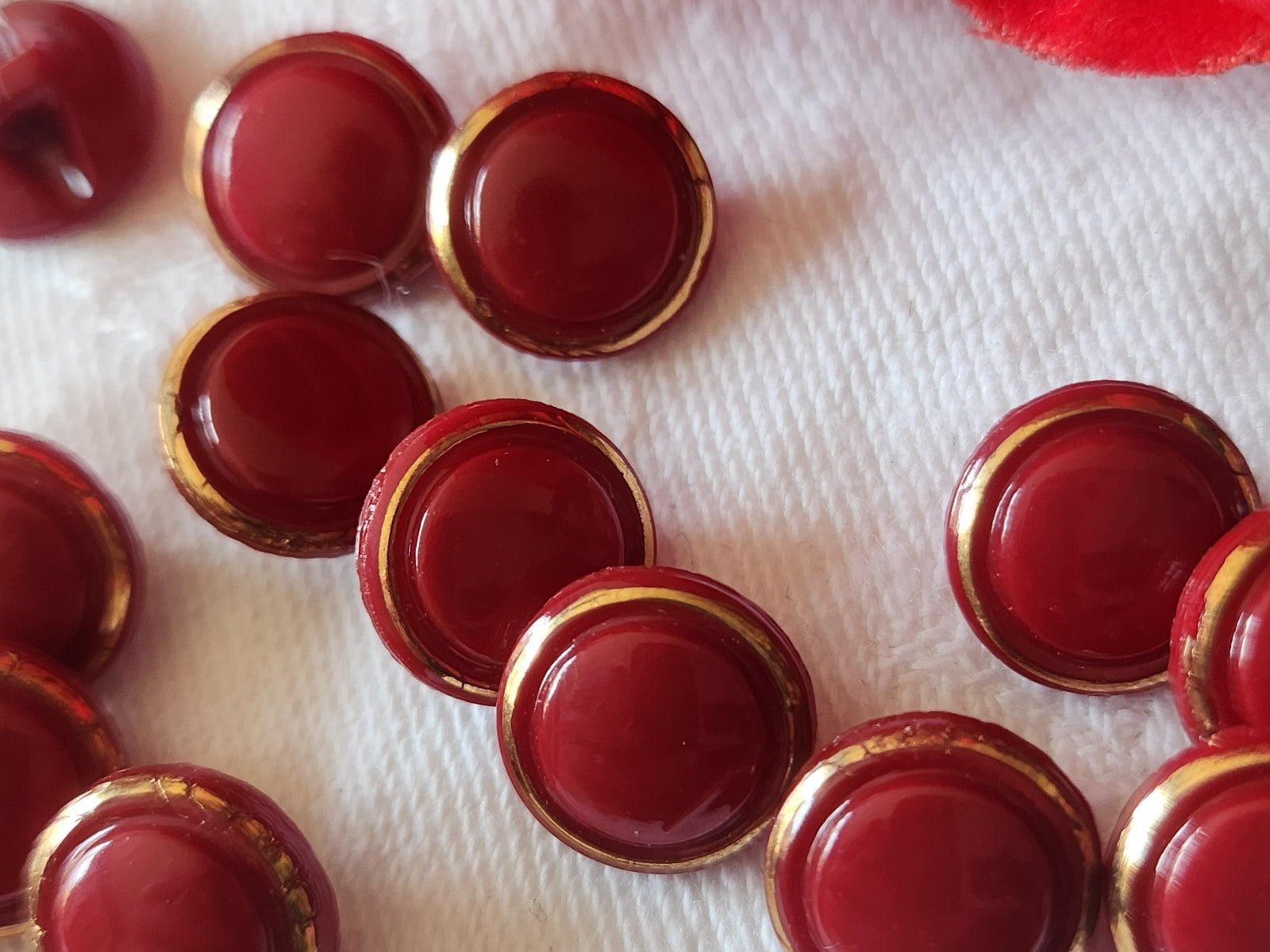 Lot 15 mini boutons vintage en verre rouge doré 1,1 cm ref 6041