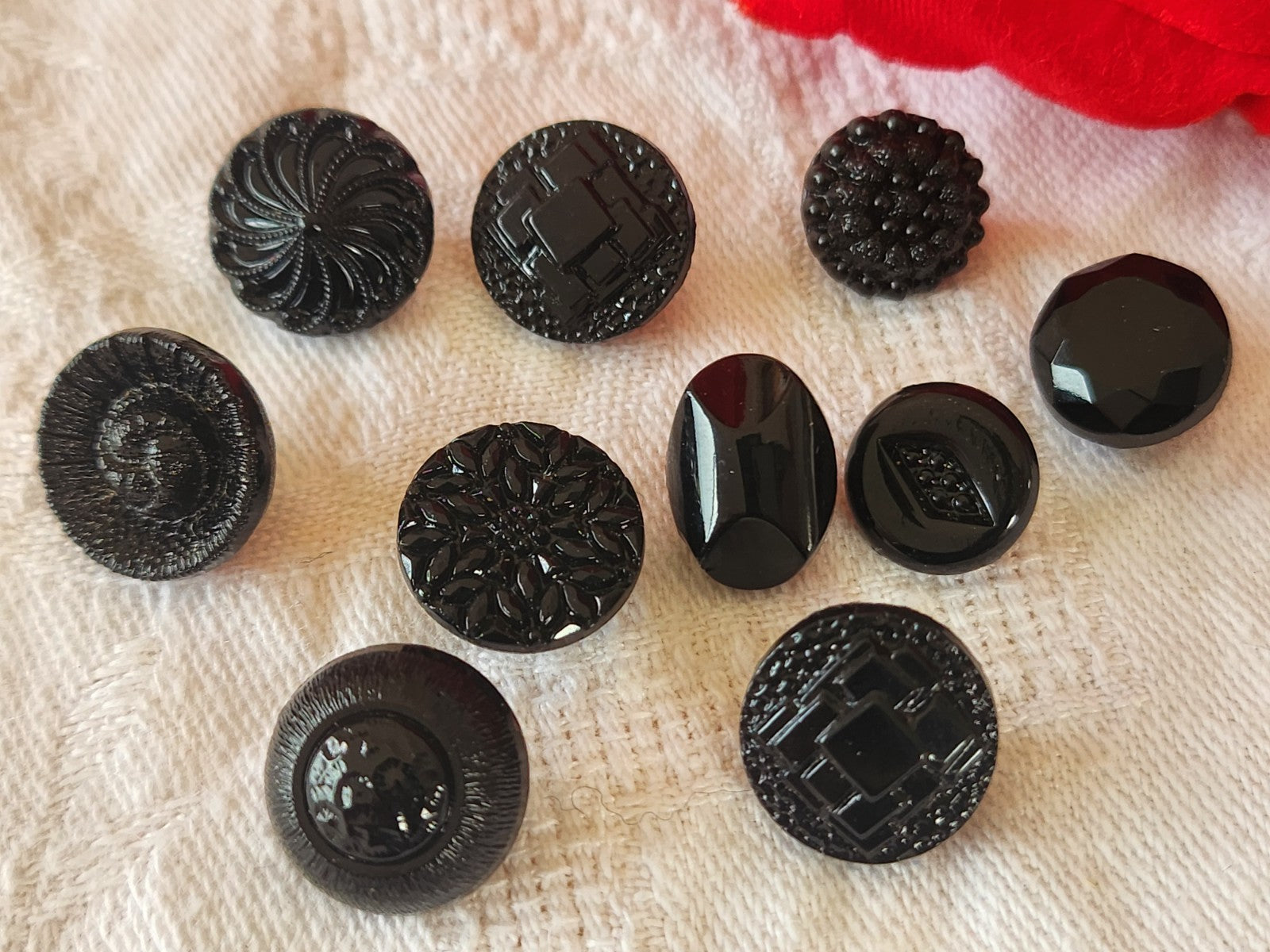 Lot 10 boutons anciens vintage  en verre noir  panaché 1,1 à 1,4 cm ref 6437
