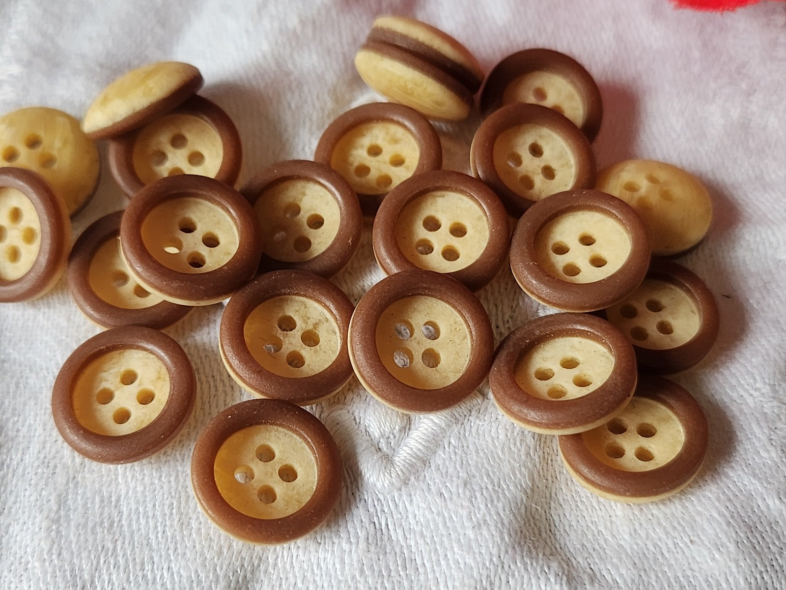 Lot 21 petits boutons vintage  marron beigé 1,3 cm trou ref 5901