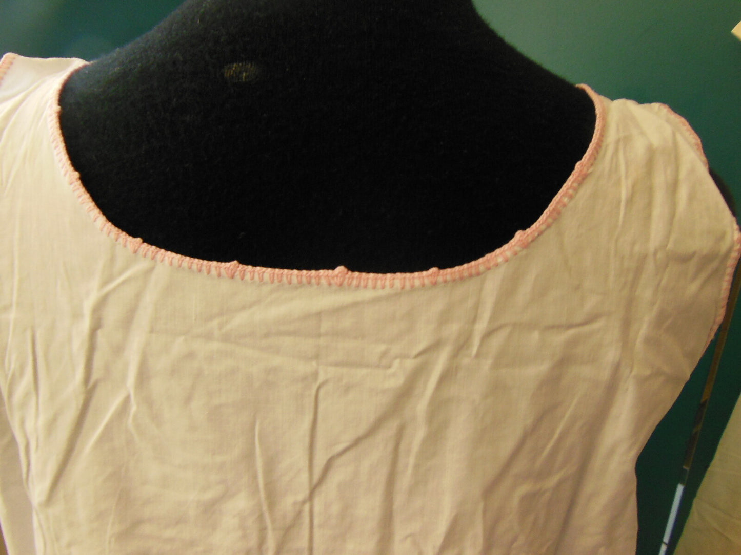 Chemise de nuit ancienne broderie rose monogramme AD  B1