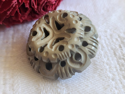 Gros bouton ancien collection gris sculpté joli ajouré motif 2,6 cm ref 714