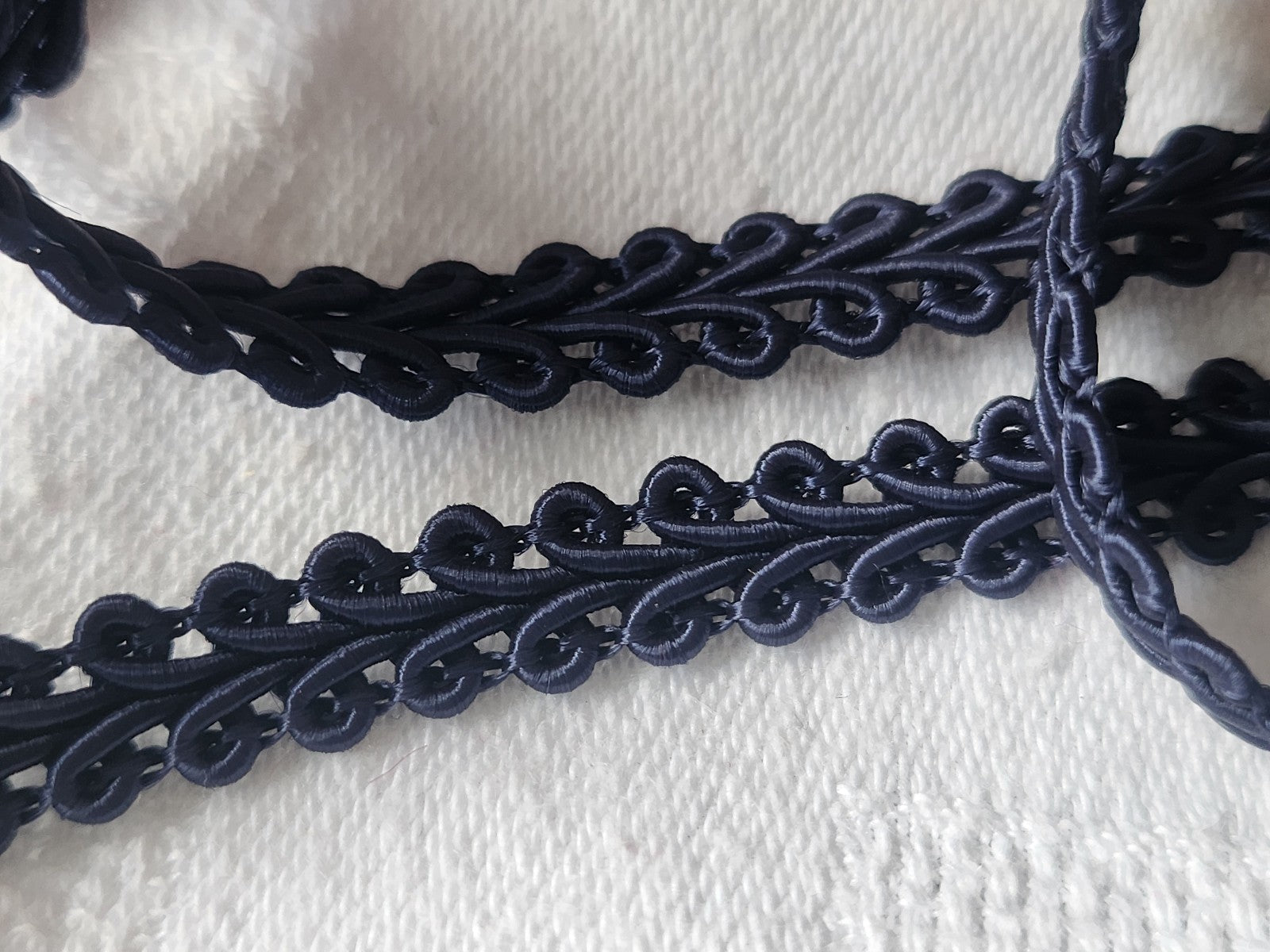 Galon vintage bleu foncé satiné lumineux 3 métres sur 0,8 cm A2