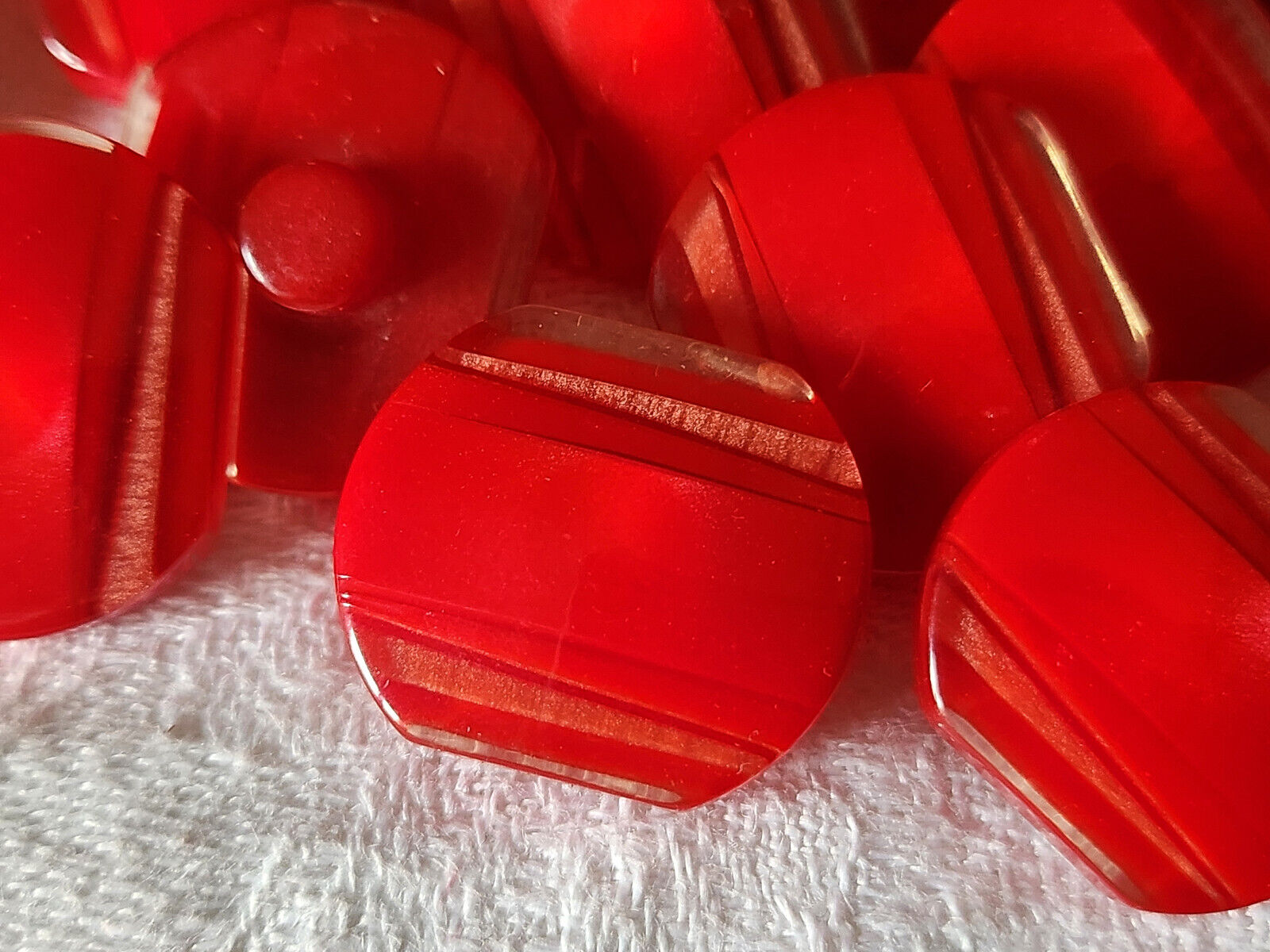 Lot 6 gros boutons vintage rouge gris reflet nacré 1,9 sur 2,2 cm ref 3002