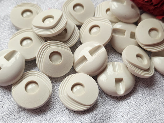 lot 16 boutons vintage créme travaillé à pied 1,7 cm ref 4960