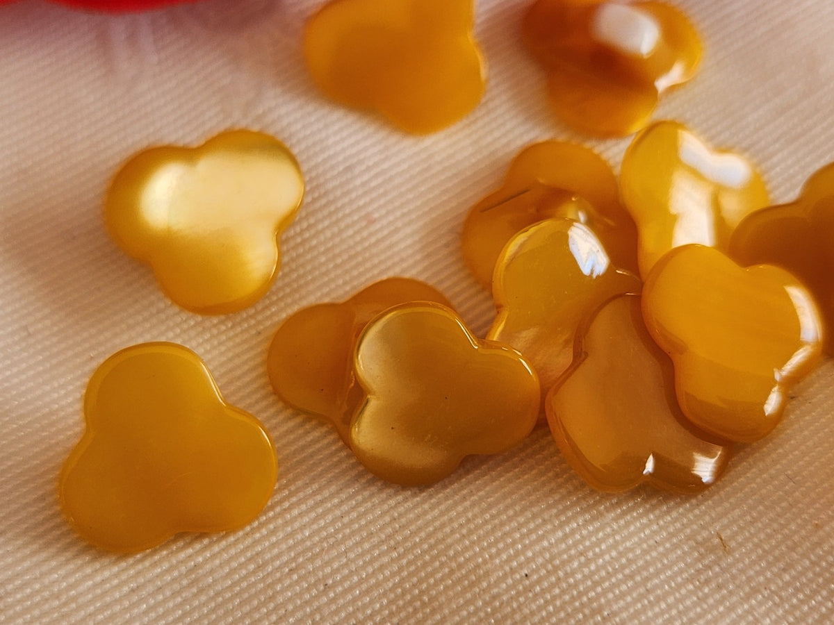 Lot 11 boutons anciens en nacre jaune  forme original 1,2 cm ref 6626