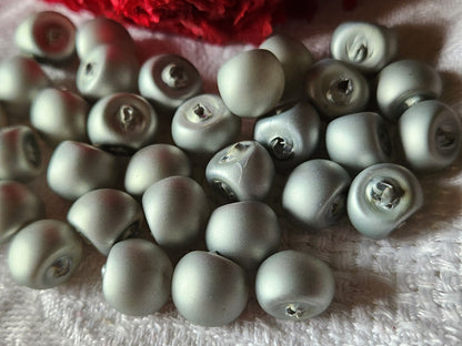 Lot 12 mini boutons anciens en verre gris argenté mat boule 0,9 cm ref 1788