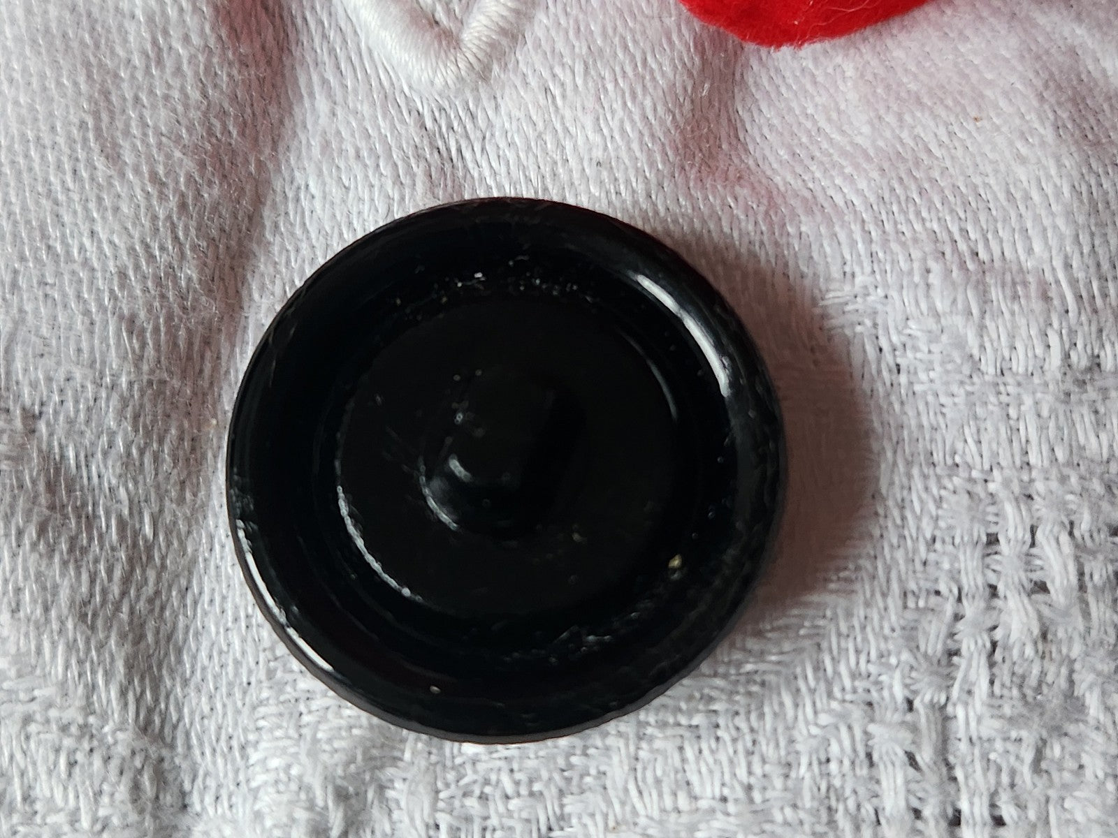 Gros bouton ancien  en verre marron relief 2,5 cm D17I