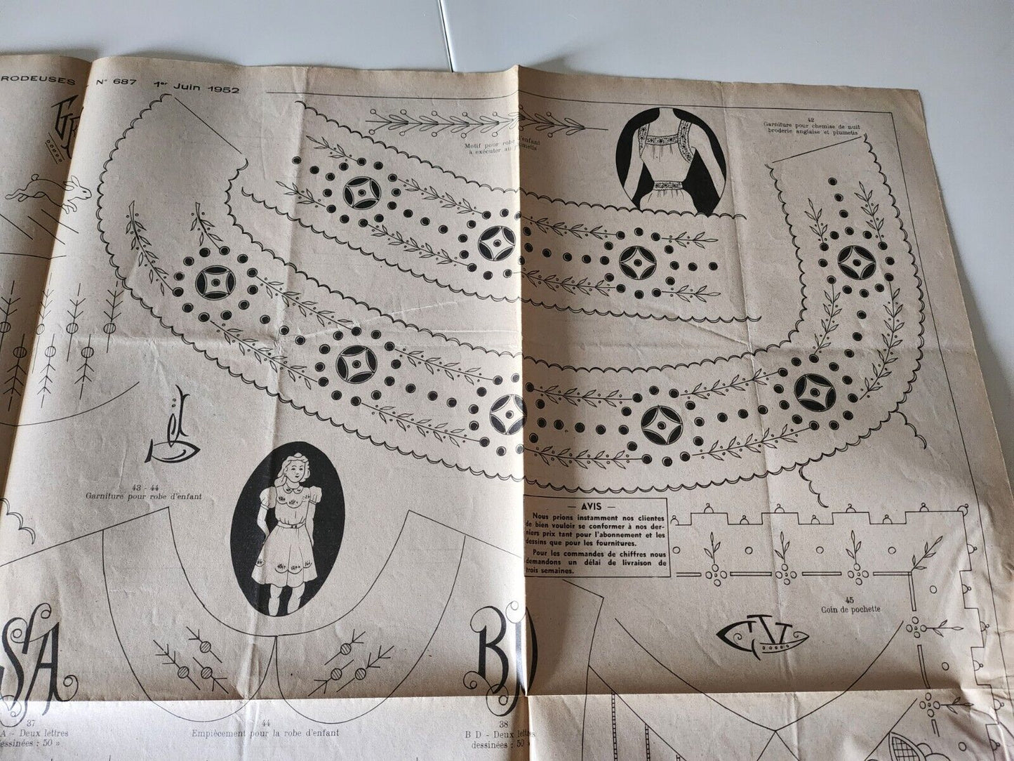 Le journal des brodeuses 1952  n° 687 bavoir écussons chemisier combinaisons