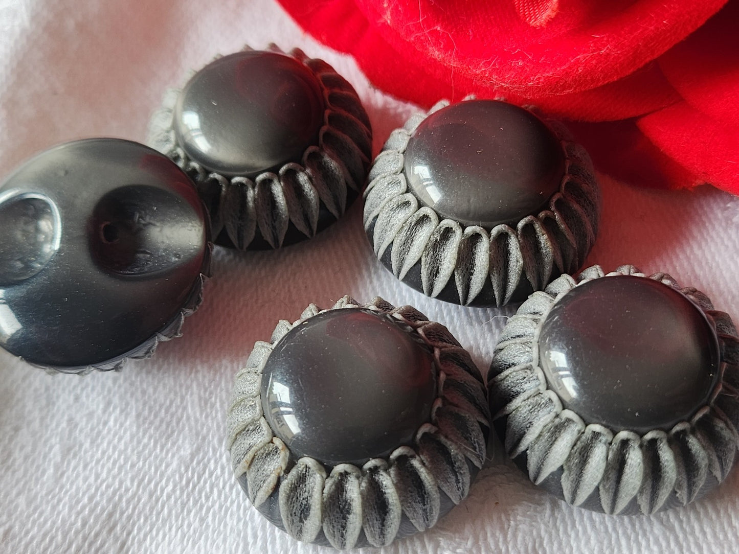 Lot 5 superbes boutons vintage à pied gris bord texturé 2,3 cm pied ref 3562