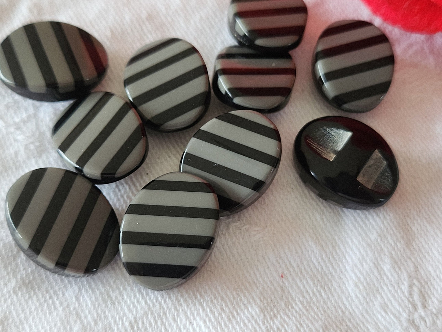Lot 10 superbes boutons vintage noir gris ovale 1,3 sur 1,7 cm ref 5984