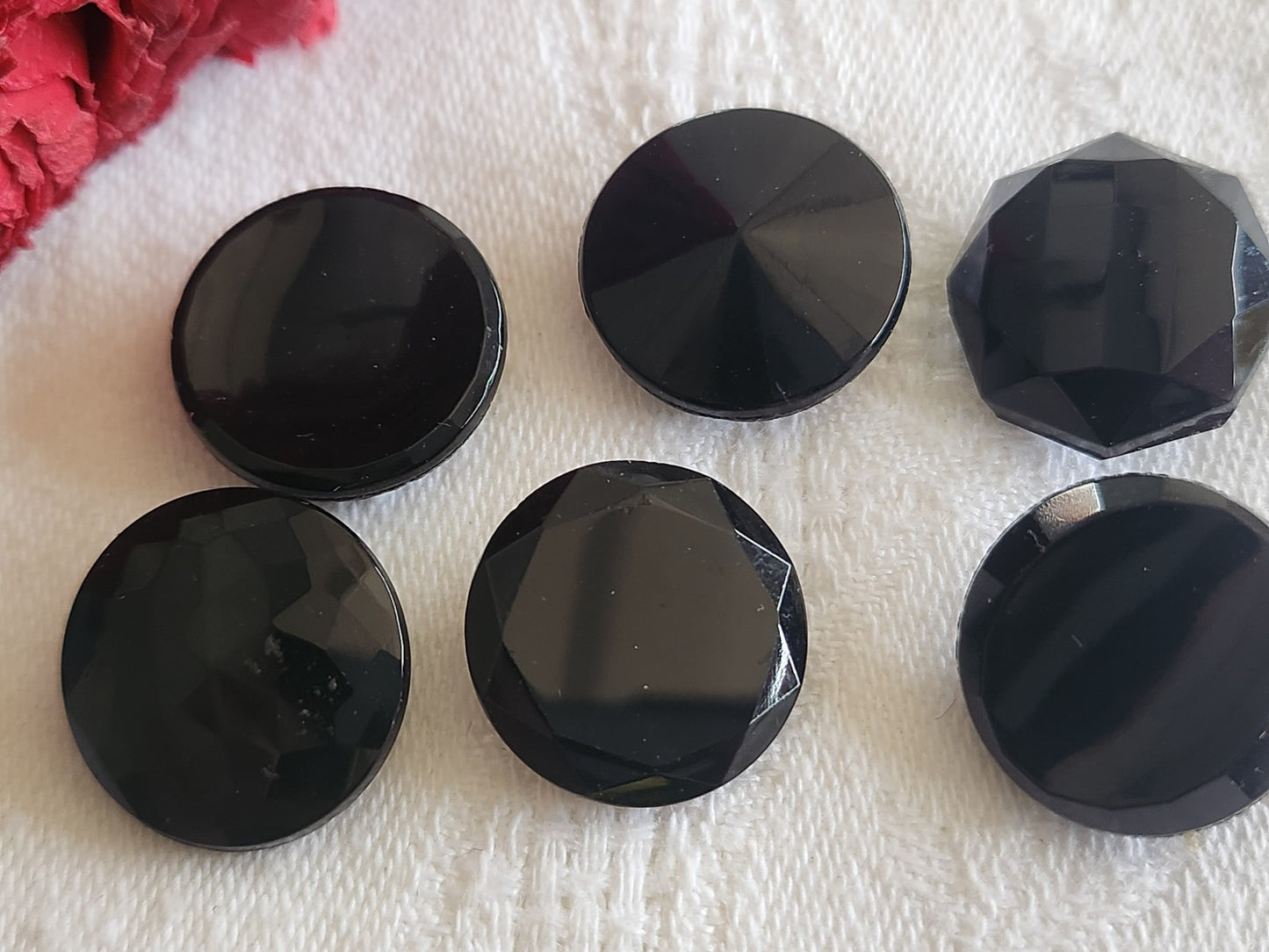 Lot 6 boutons anciens en verre noir 1,7/1,8 cm pied facette ref 6079