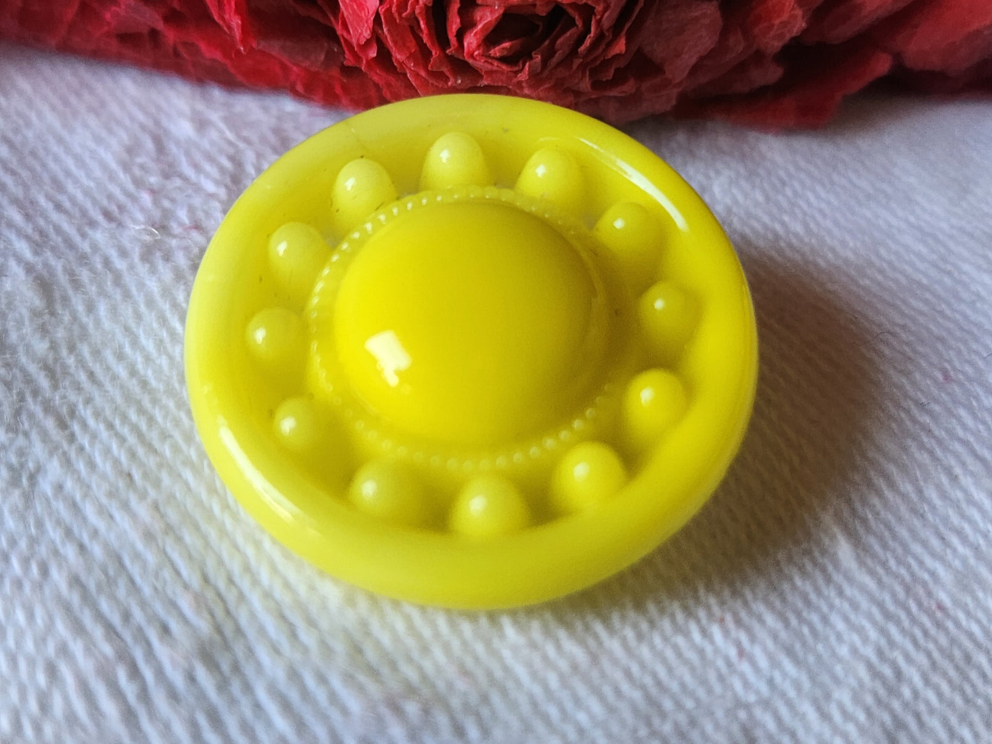 Gros bouton vintage en verre jaune fort relief 2,2 cm D17H