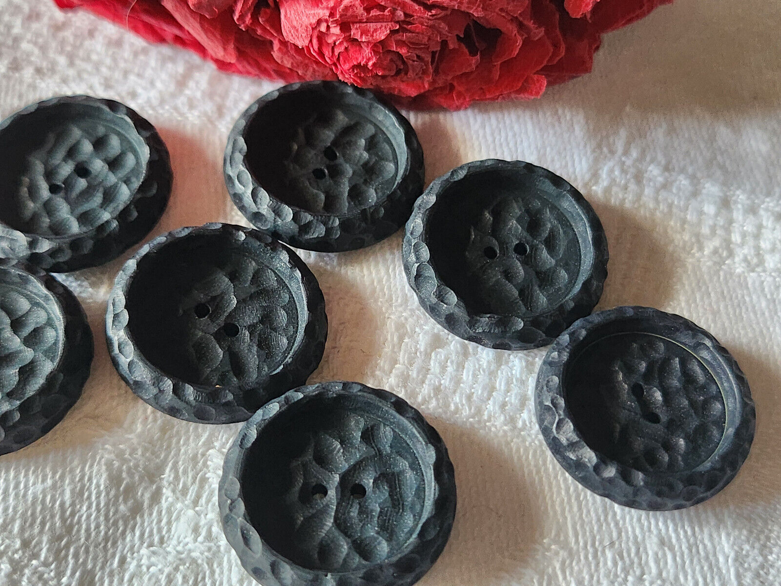 Lot 7  boutons vintage noir mat effet martelé trous  2 cm ref 3259