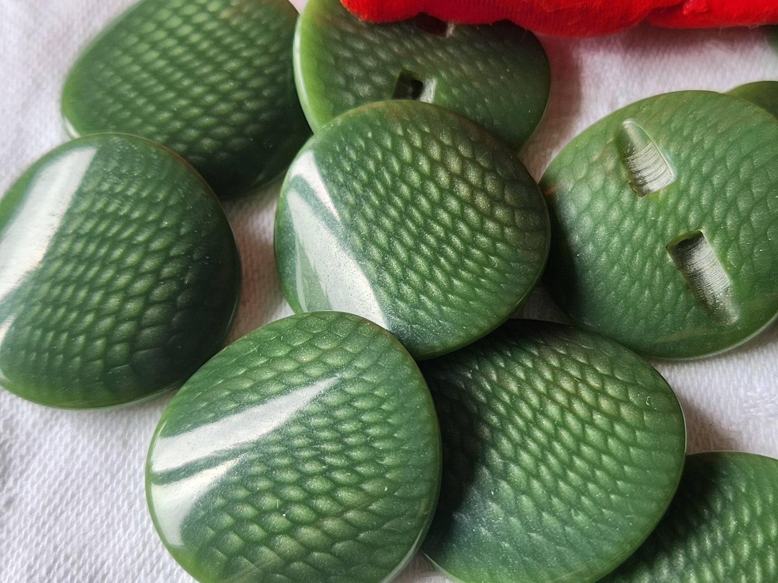 Lot 6 gros boutons ancien vert  motif courbé 2,7 cm pied ref 3548