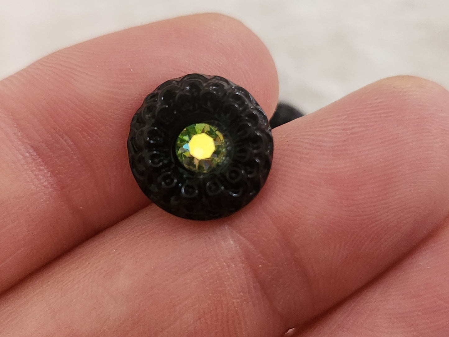 Lot 6 boutons vintage en verre noir avec strass mordoré vert 1,3 cm ref 6354