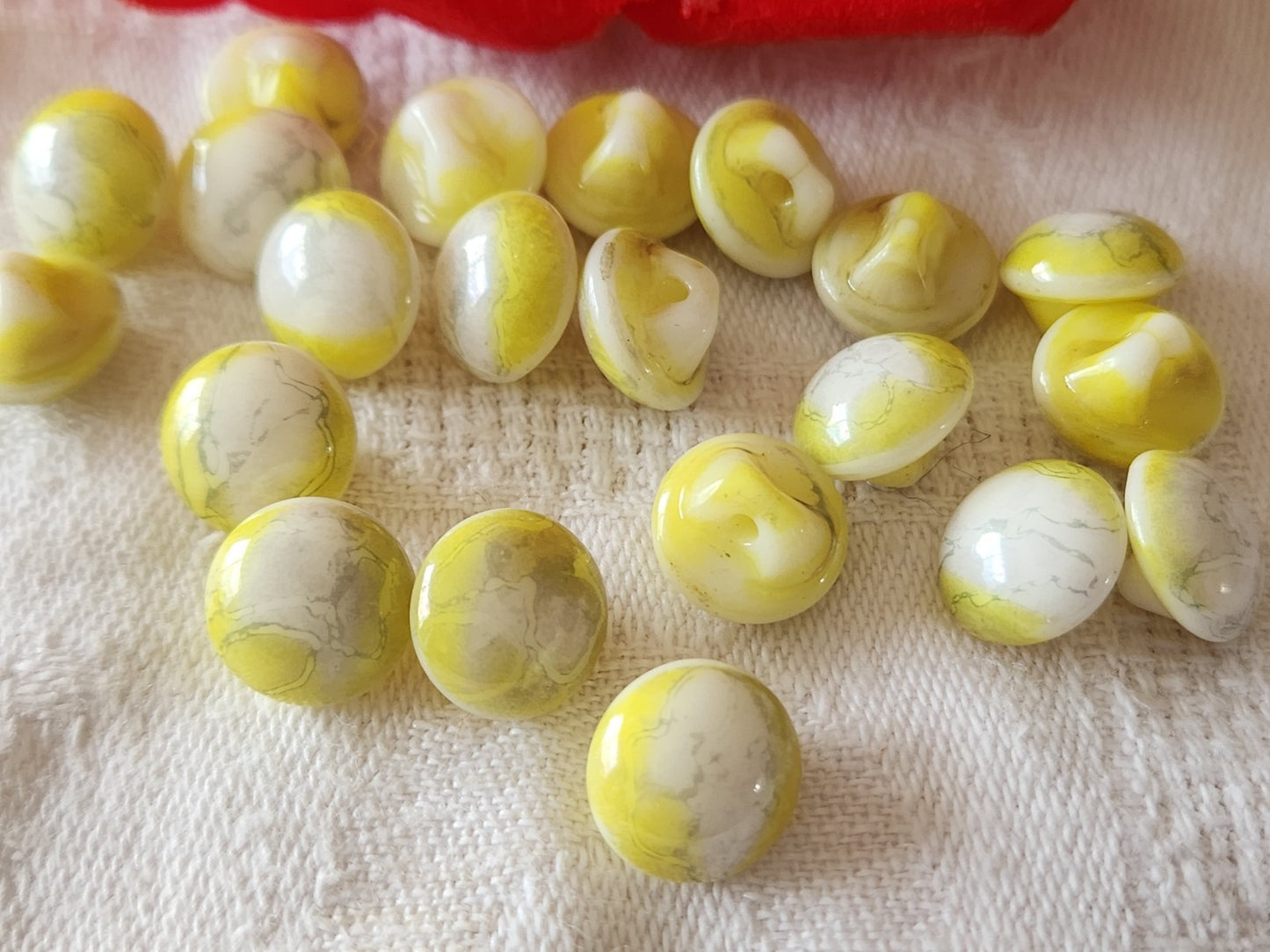 Lot 6 petits boutons vintage en verre jaune satiné 1 cm pied ancien ref 6443