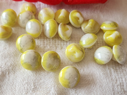 Lot 6 petits boutons vintage en verre jaune satiné 1 cm pied ancien ref 6443