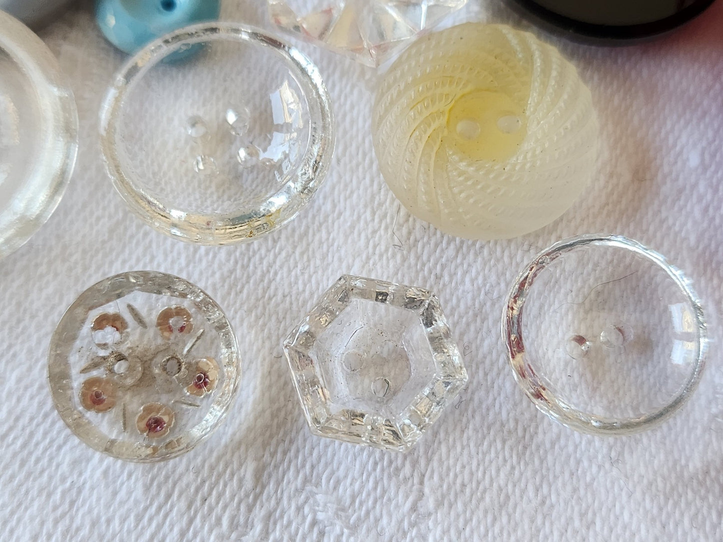 Lot 12 boutons anciens en verre à trous panaché 1 à 2,2 cm ref 5182