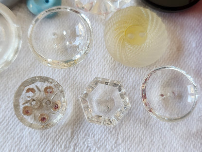Lot 12 boutons anciens en verre à trous panaché 1 à 2,2 cm ref 5182