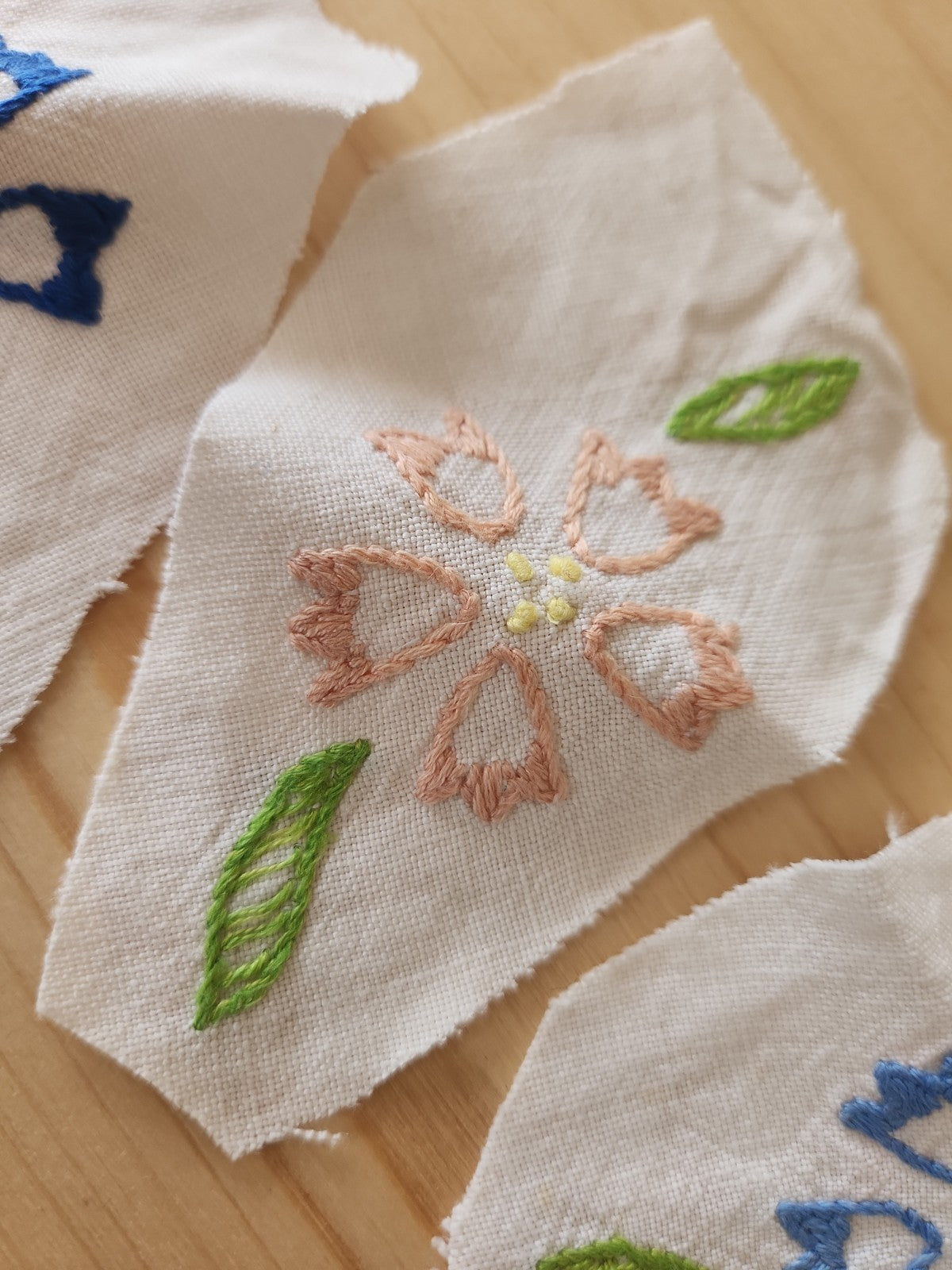 Trio  petites broderies anciennes fleur creation couleur recup T1-4