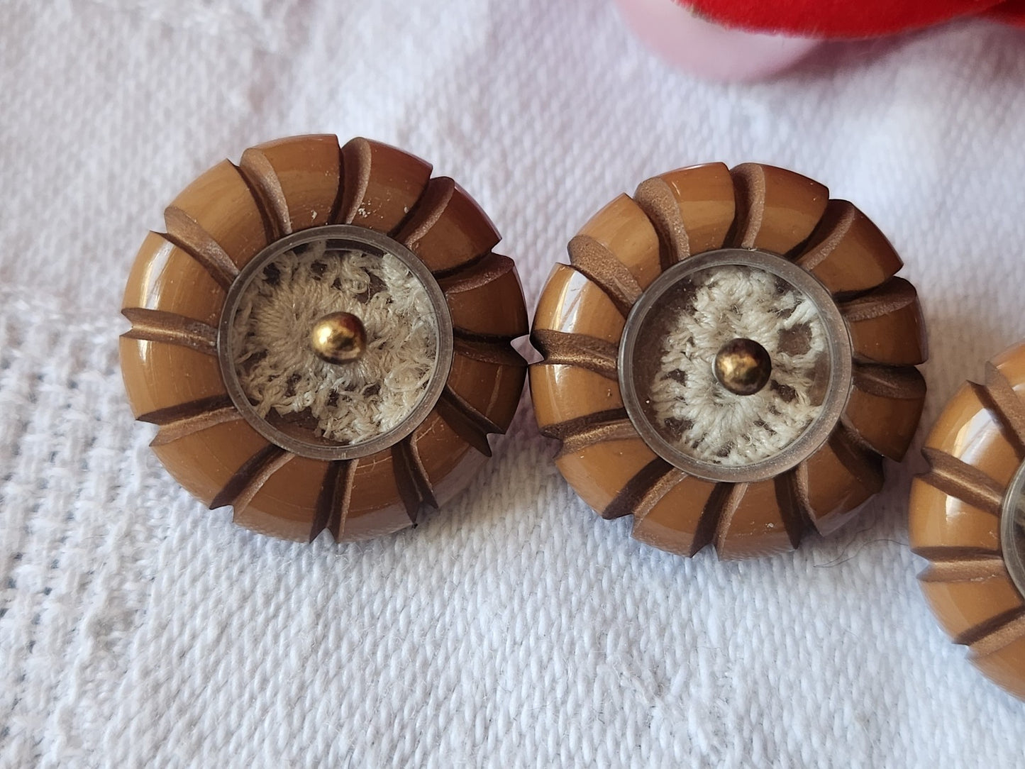 Trio boutons anciens dentelle emprisonnée marron 1,8 cm G16D