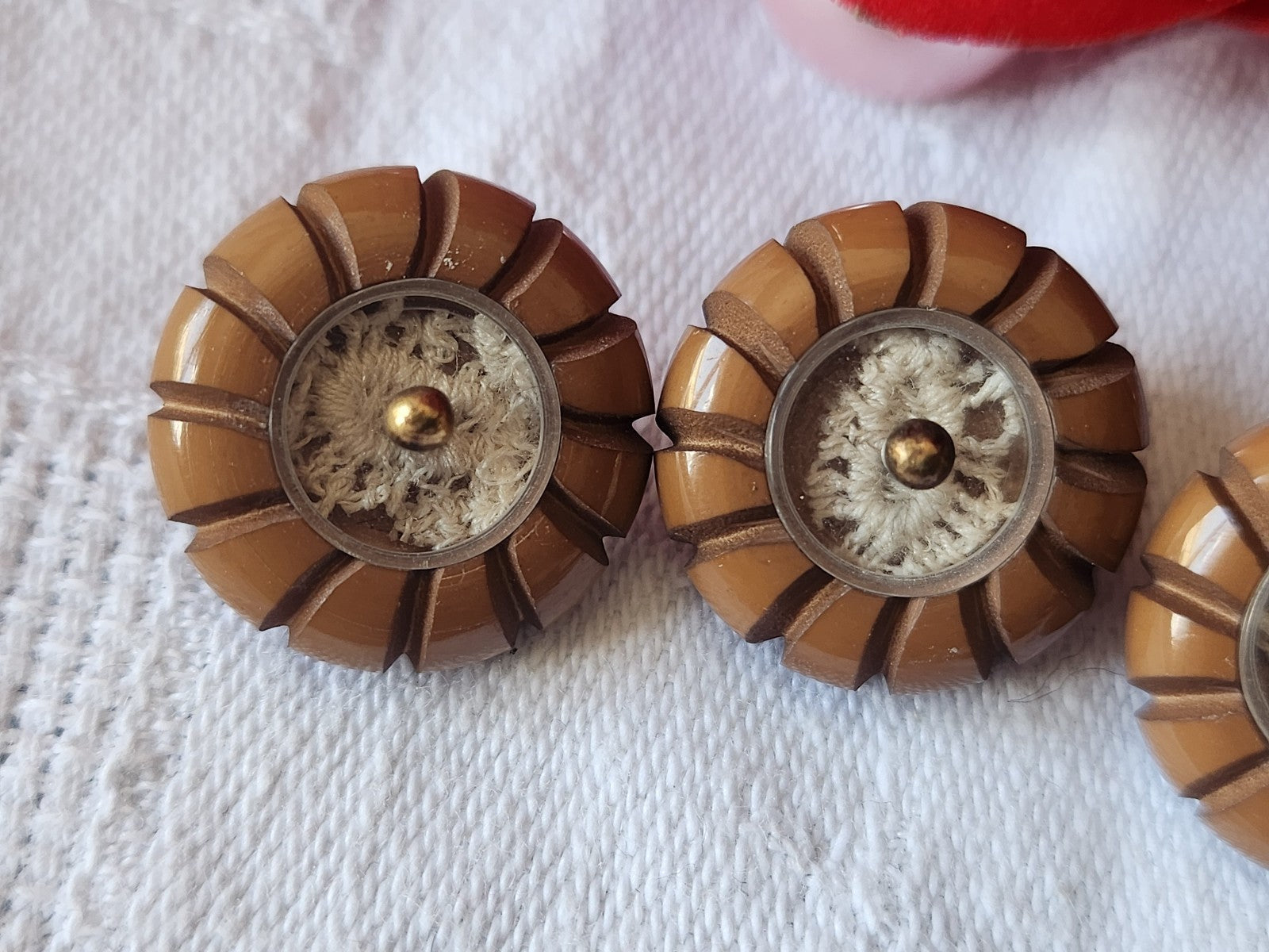 Trio boutons anciens dentelle emprisonnée marron 1,8 cm G16D
