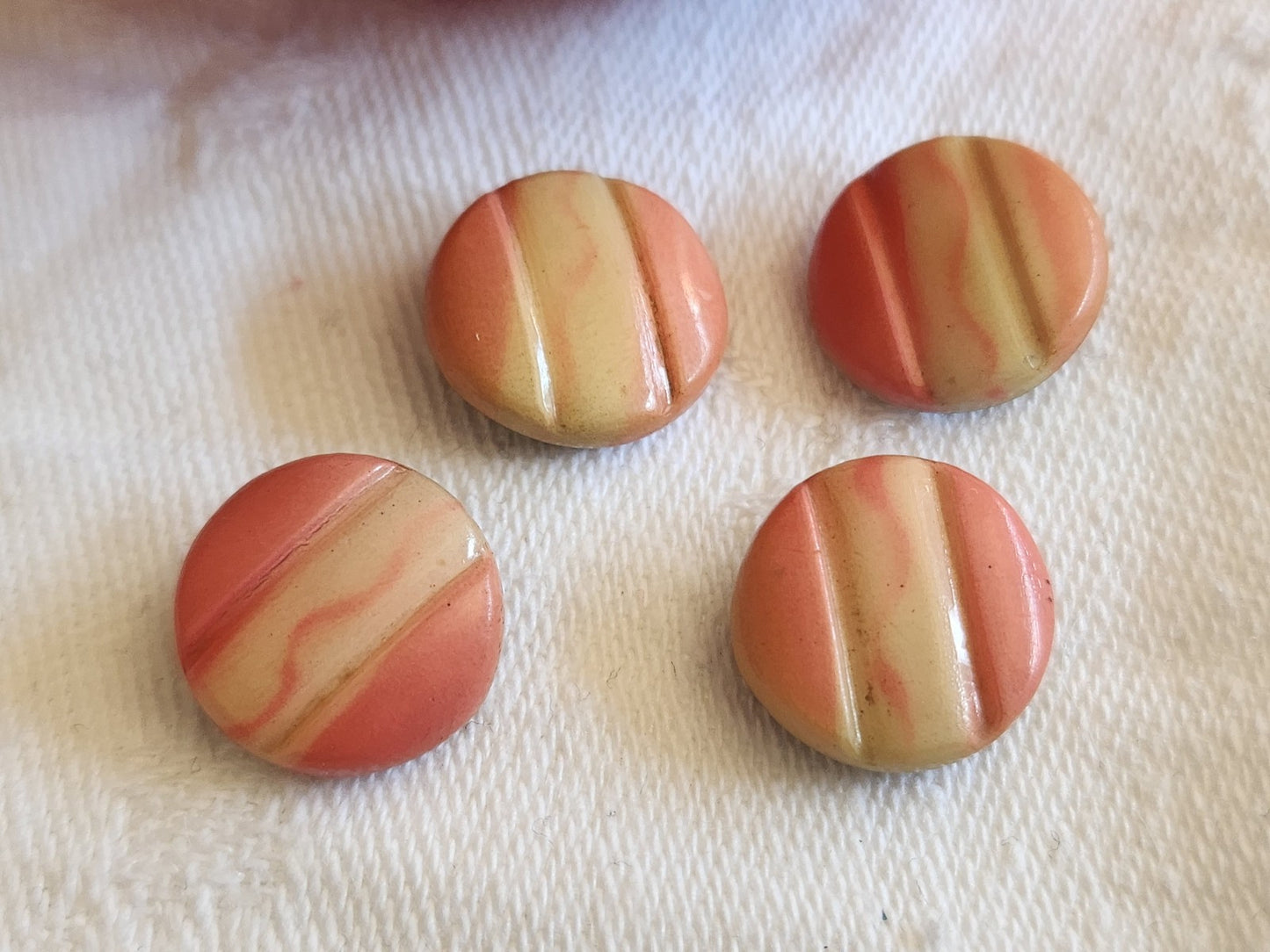 Lot 4 boutons anciens en celluloid  art deco rose 1,4 cm pied ref 1643
