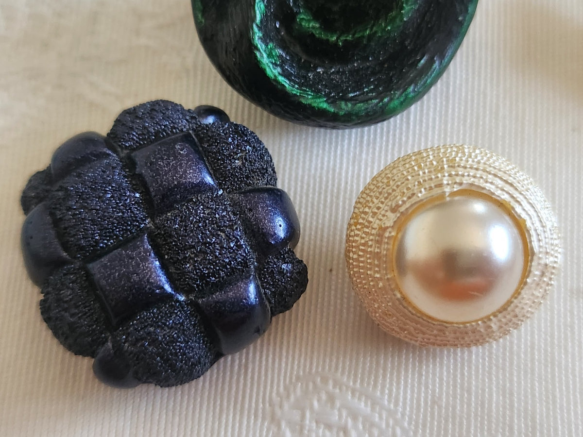 Trio boutons vintage en resine 1,8 cm à 2,6 cm D17N