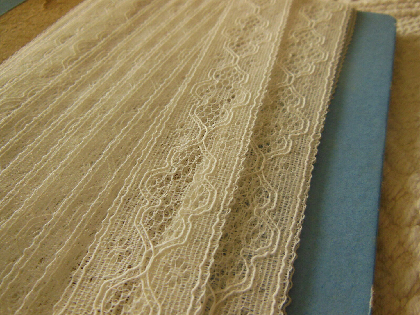 Dentelle vintage nylon blanche motif rehaussé 2 mètres 80 sur 2,4 T1-24