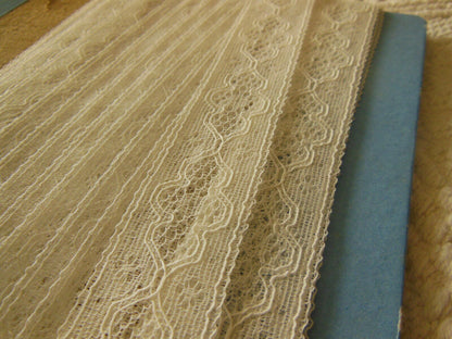 Dentelle vintage nylon blanche motif rehaussé 2 mètres 80 sur 2,4 T1-24