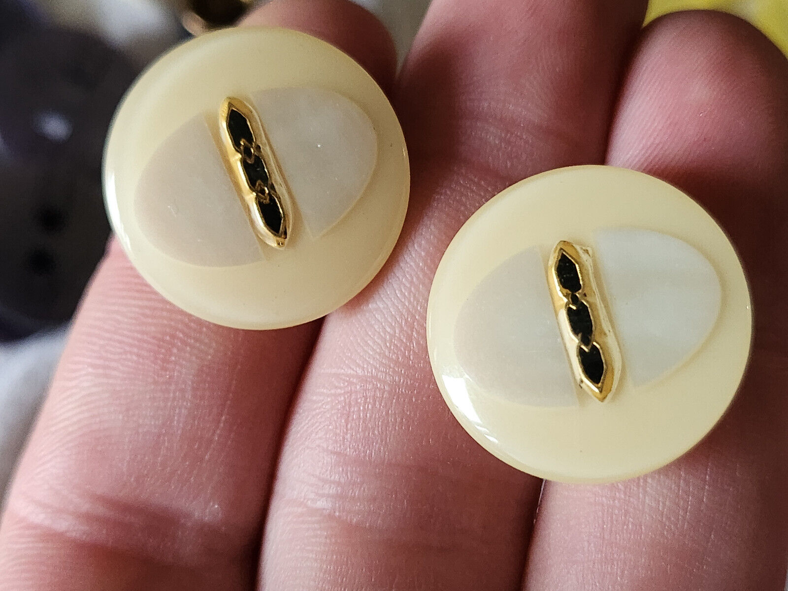 Duo boutons vintage crème coeur nacré inclusion pied 2,2 cm ref 2172