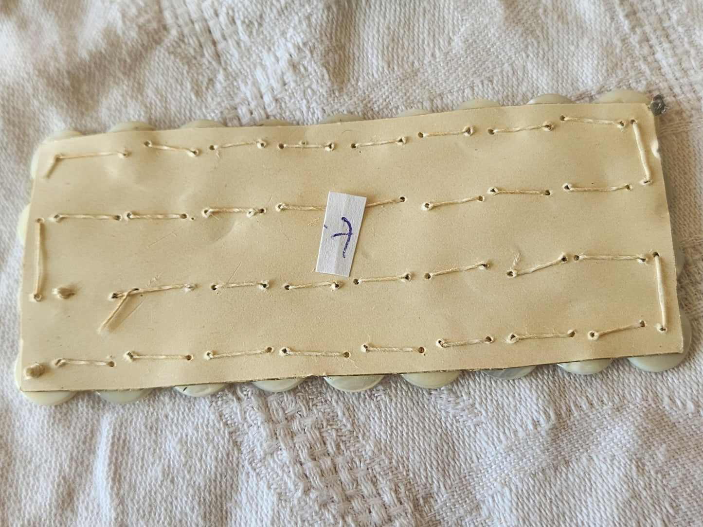 Plaque lot 36 boutons anciens en nacre blanc trous 1 cm corsage mini N°7