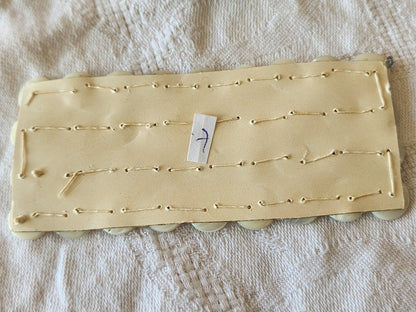 Plaque lot 36 boutons anciens en nacre blanc trous 1 cm corsage mini N°7